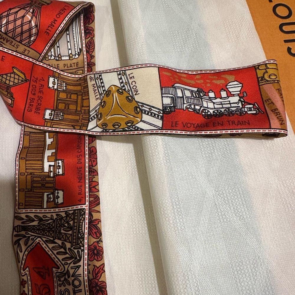 Louis Vuitton Silk Jeu De Louis Beige. NEW